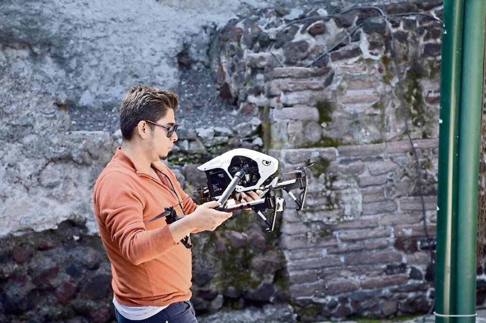 Ozkar inició su negocio con un dron llamado Heli Max, que mide apenas 10 centímetros; hoy, su principal aliado es Inspire One, 18 veces más grande que el primero y de 3.5 kilogramos de peso (ESPECIAL)