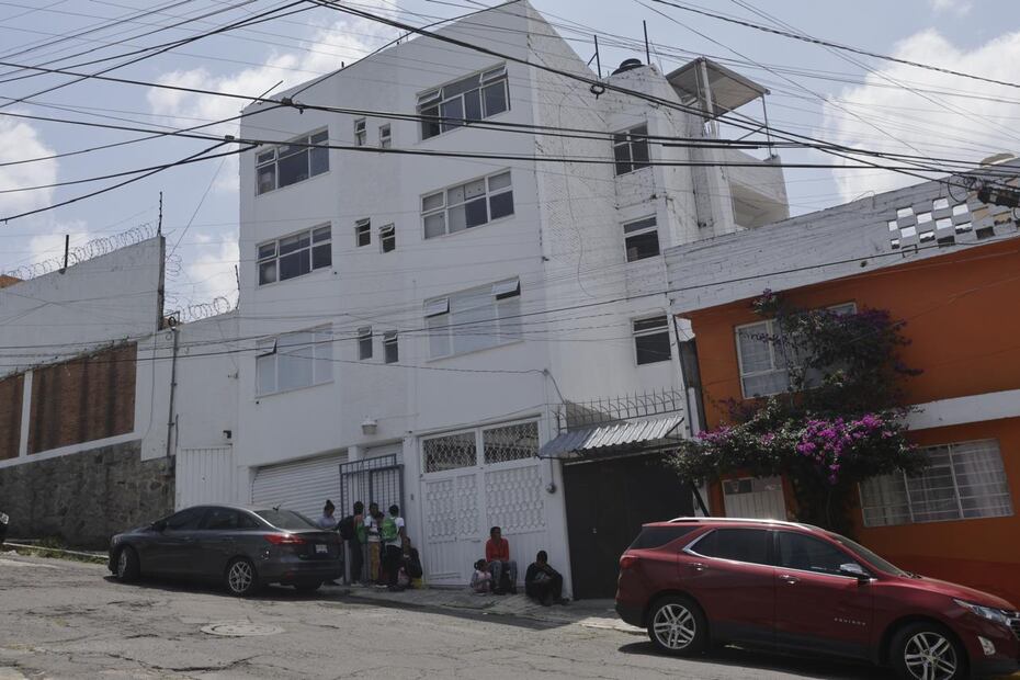 De acuerdo con vecinos, la instalación pertenece a las autoridades de migración, que ingresan a personas, sobre todo, mujeres con niños y muchos niños, quienes esperan a ser deportados, pero en ocasiones, logran huir para continuar su camino al extranjero. (Foto: Jorge Alvarado)