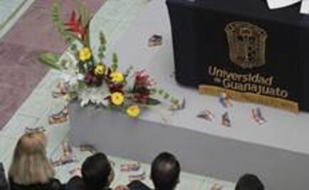 Lanzan billetes a presidente de la SCJN