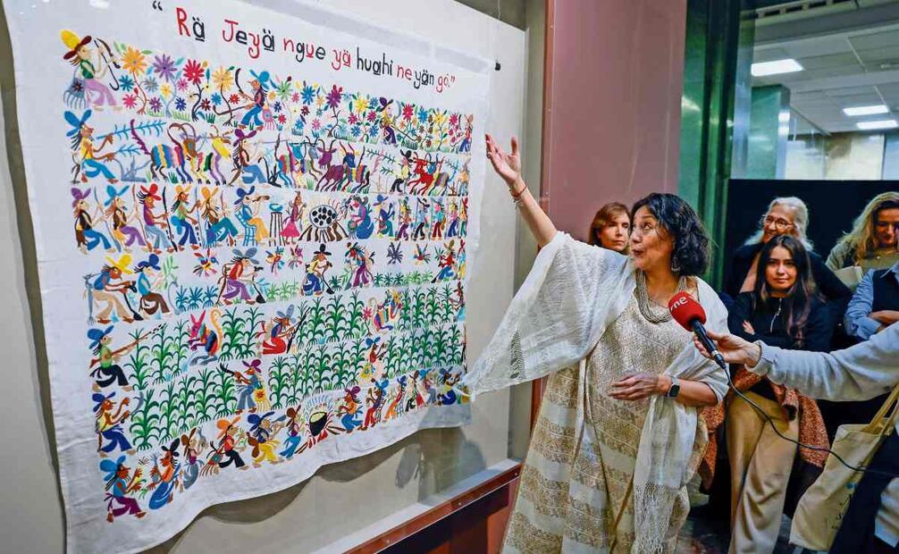 MADRID, 31/10/2025.- La comisaria de la muestra, Karina Guzmán, explica una de las piezas expuestas en el Instituto Cervantes, una de las sedes de la exposición 'La mitad del mundo. La mujer en el México indígena', que reúne 435 piezas procedentes de colecciones de todo México en un proyecto binacional con el que se busca reforzar los vínculos entre ambos países, este viernes en Madrid. EFE/ Rodrigo Jiménez