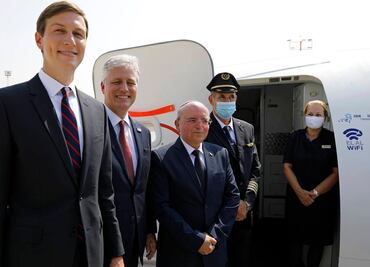 Primer vuelo comercial entre Israel y Emiratos Árabes llega a Abu Dabi