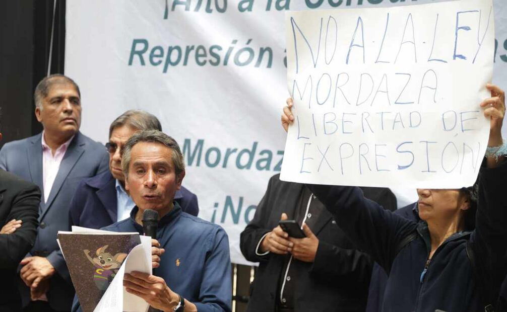 Un grupo de manifestantes autodenominado como “Reporteros 2025”, protestan frente al Senado. Foto: Carlos Mejía / EL UNIVERSAL.