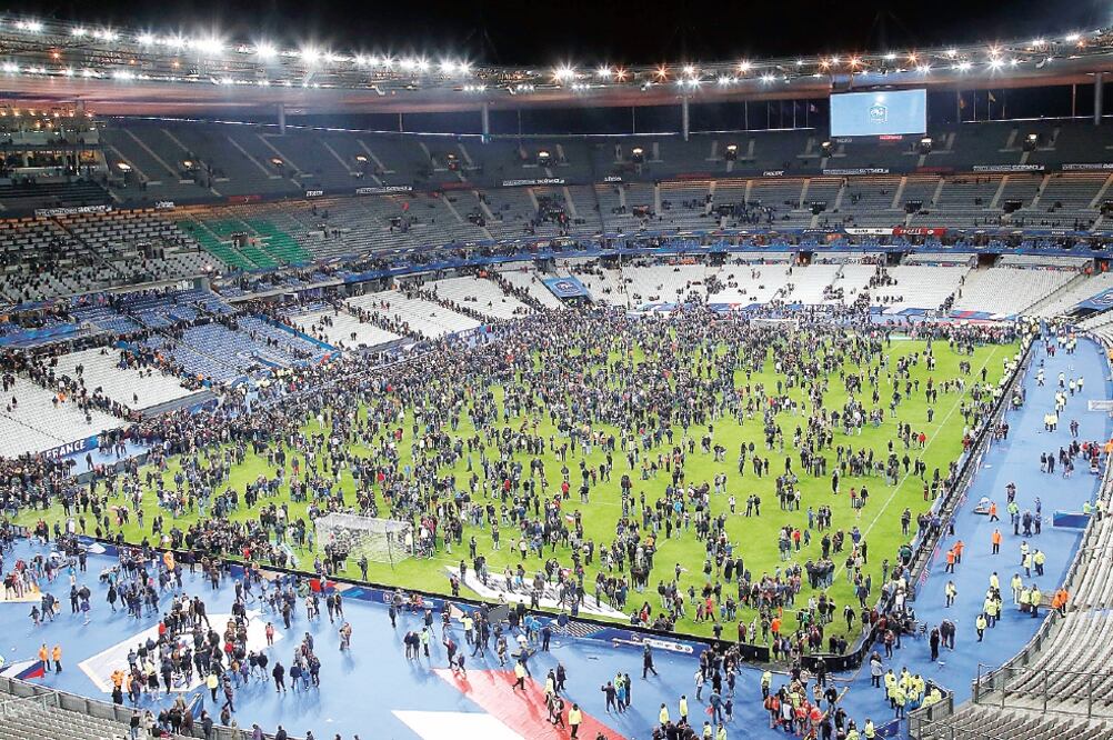 Los espectadores invadieron la cancha del Stade de France, tras el amistoso entre las selecciones de Francia y Alemania, al escucharse fuertes explosiones. MICHEL EULER. AP