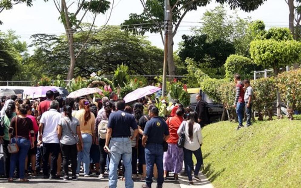 Sepultan en El Salvador a migrante y a su hija que murieron en el río Bravo