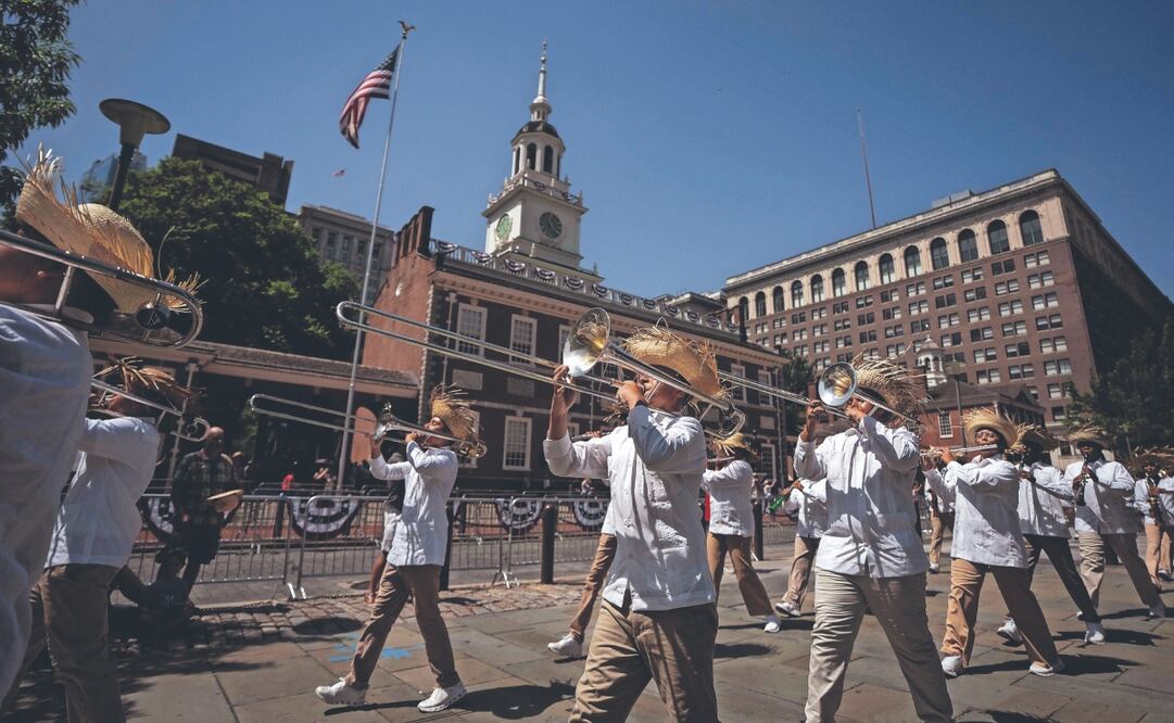 Integrantes de la Banda Escolar de Guayanilla, de Puerto Rico, desfilaron ayer frente al Independence Hall en Philadelphia, Pennsylvania. Foto: Al Drago/ AFP