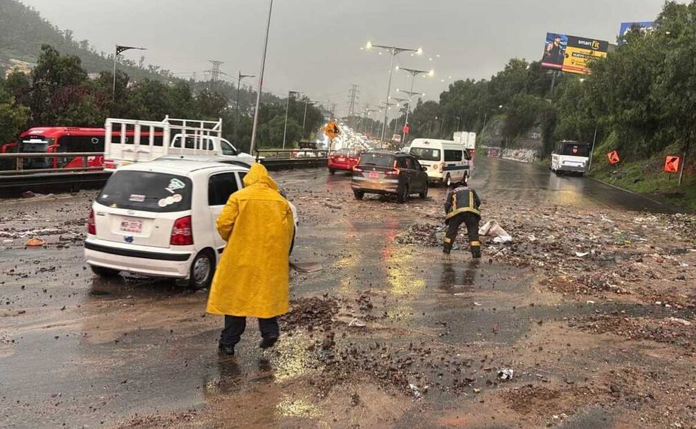 Un deslave se registró en la zona de Tequiquil, Tlalnepantla.
Foto: Especial.
