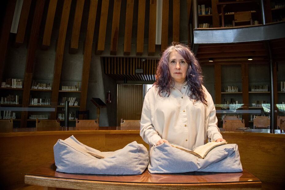 Martha Elena Romero Ramírez, coordinadora de la Biblioteca Nacional de México, mostrando los manuscritos. / Héctor López Guerrero