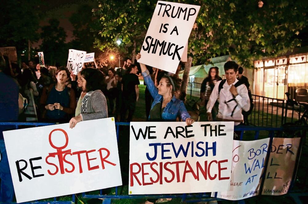 Israelíes y estadounidenses protestan contra el presidente Donald Trump, en el marco de su visita de Estado a Jerusalén (AHMAD GHARABLI. AFP)