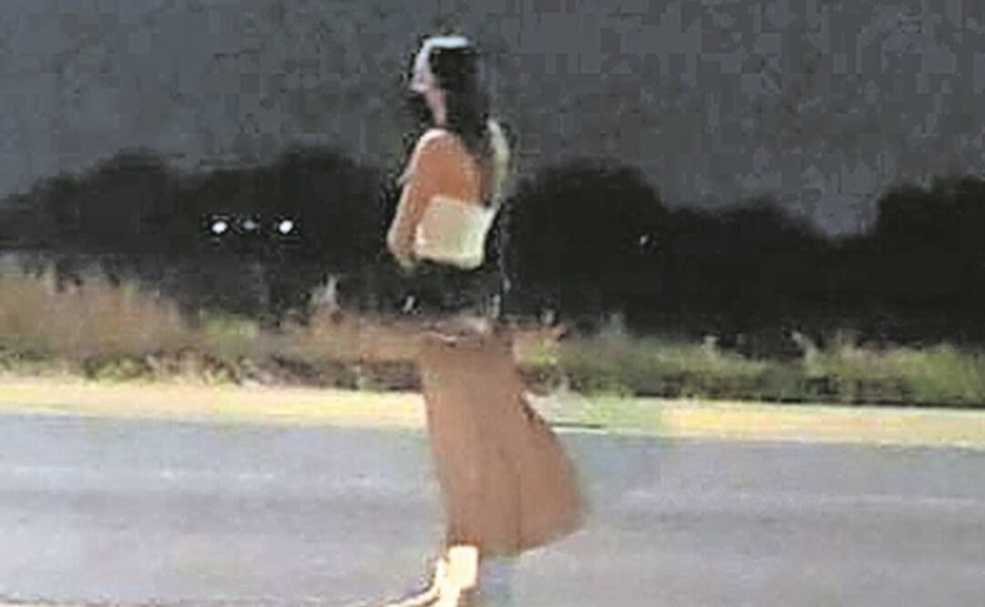 En la última imagen que se tiene de Debanhi se le observa sola en la carretera durante la noche. Foto: Especial.