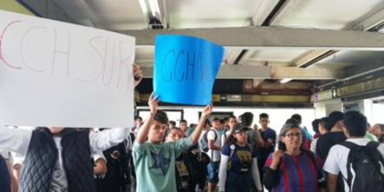 Estudiantes se alistan para iniciar marcha contra violencia en la UNAM