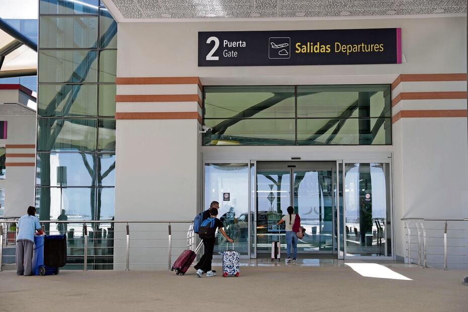 Taxistas esperan en las inmediacioes del Aeropuerto Internacional Felipe Ángeles la llegada de pasajeros, para ofrecerles su servicio. Foto: Diego Simón / El Universal 