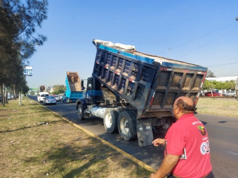 Operadores de transporte público bloquean Avenida Central por abusos de policías municipales, estatales y de tránsito  