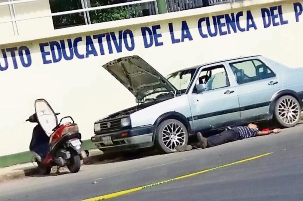 En el municipio de San Juan Bautista Tuxtepec, fueron acribilladas dos personas que presuntamente reparaban un vehículo (CORTESÍA DE CORPORACIONES DE AUXILIO)