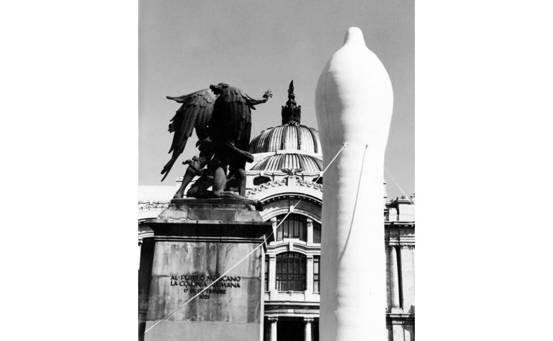Condón frente al Palacio de Bellas Artes, como parte de las campañas contra el Sida, en noviembre de 1989. Foto: Archivo Fotográfico de EL UNIVERSAL