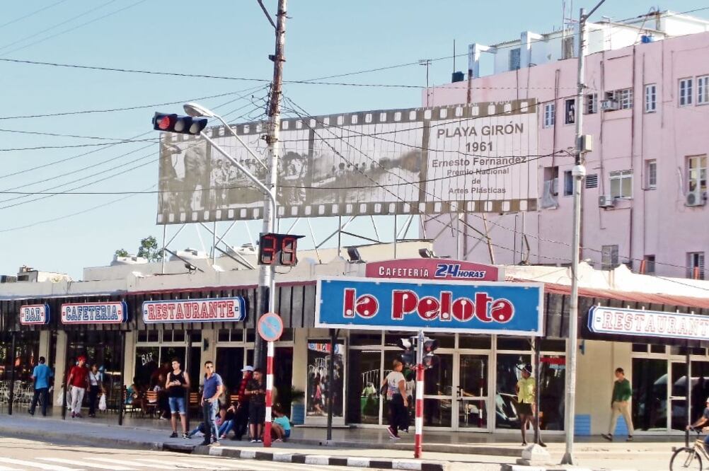 El bar habanero de La Pelota es punto de referencia para los cubanos. En esa esquina, en abril de 1961, Fidel Castro anunció que la revolución que él encabezó tendría un carácter socialista y comunista (JOSÉ MELÉNDEZ. EL UNIVERSAL)