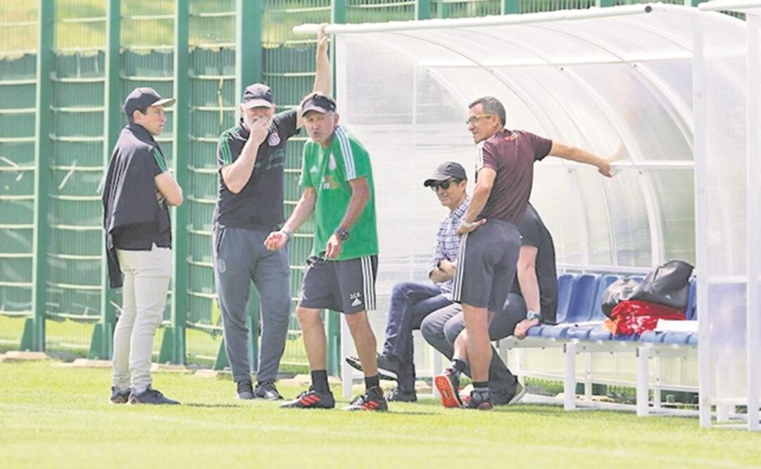 El entrenador intenta encontrar explicaciones tras la derrota, o al menos, desahogar su desilusión. (LUIS CORTÉS. EL UNIVERSAL)