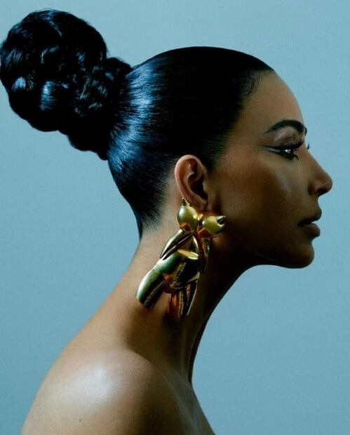 Kim Kardashian sorprende al posar para portada de revista con un look futurista 