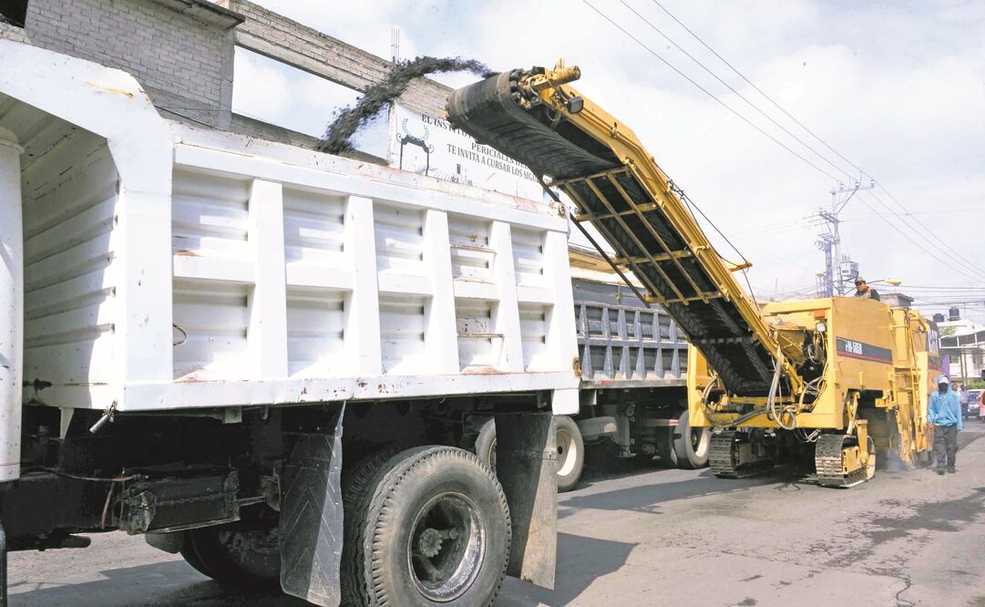 En administraciones anteriores se adquirieron dos asfaltadoras, con lo que se reducen hasta 50% los recursos que invierten en rehabilitar las arterias que se dañan por el tránsito y las precipitaciones (EMILIO FERNÁNDEZ. EL UNIVERSAL)