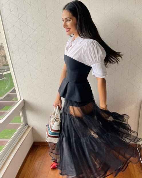 Renata Notni presume su figura con un increíble look de playa