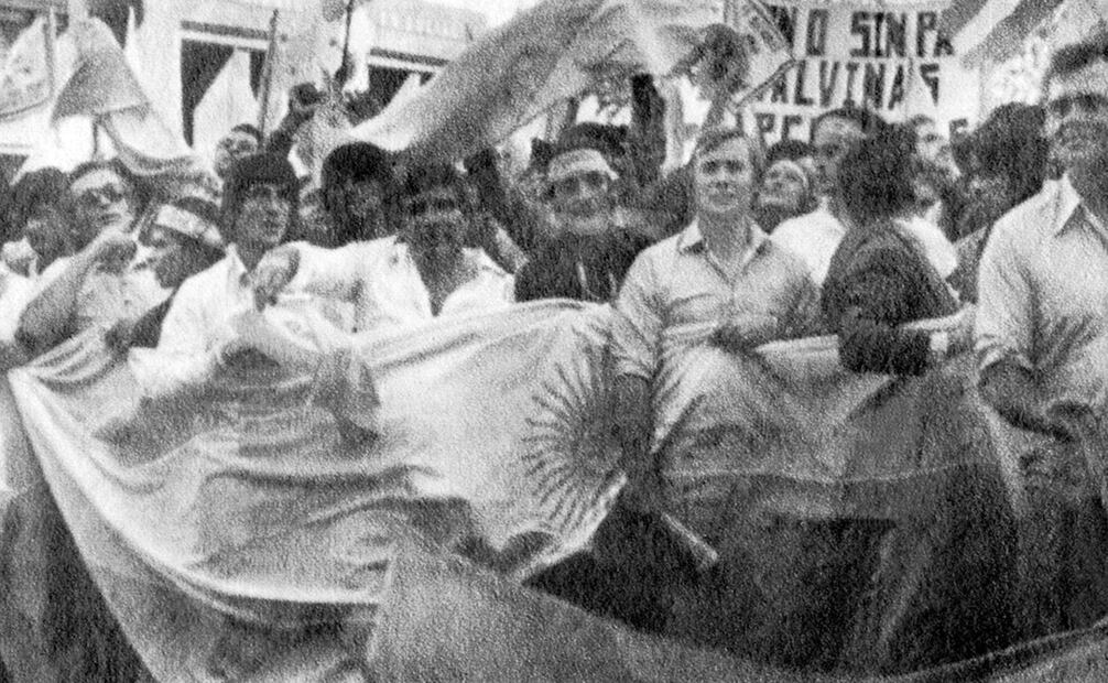 Fotografía del 10 de abril de 1982, donde cientos de argentinos se reunieron en la Plaza de Mayo durante la visita del Secretario de Estado de la Unión Americana, en respaldo de la Junta Militar ante su decisión de ocupar el territorio administrado por Reino Unido en las Islas Malvinas. Foto: AP.