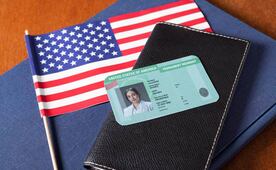 Gobierno de Trump da marcha atrás en norma sobre solicitudes de "green card", reporta New York Times; se aplicará "caso por caso"