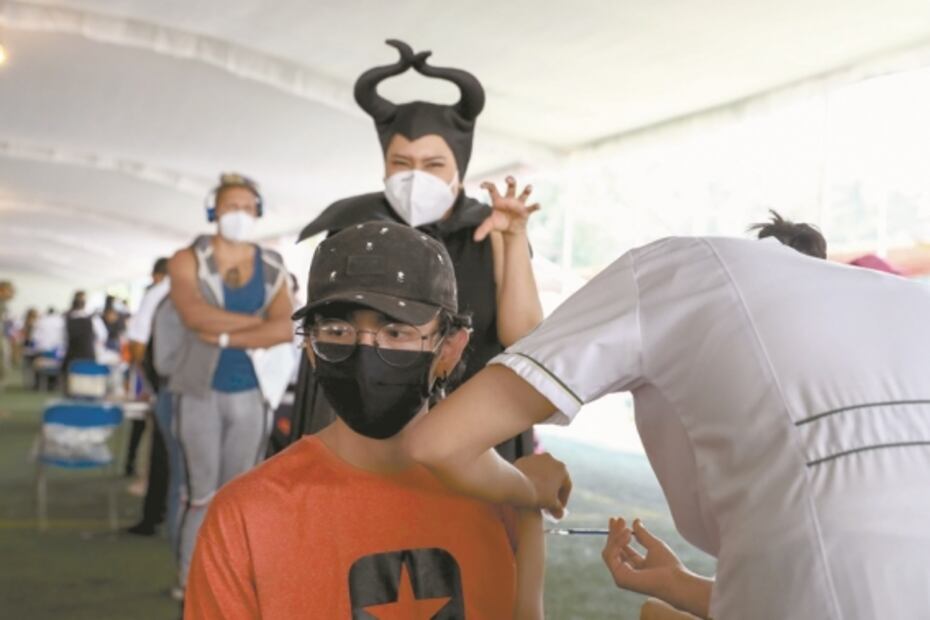 Jóvenes desbordan Deportivo Xochimilco por vacunación