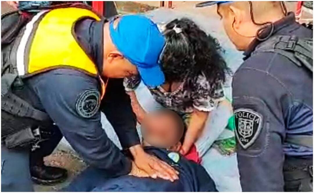 Policias reaniman a anciano en la calle. Foto: Especail