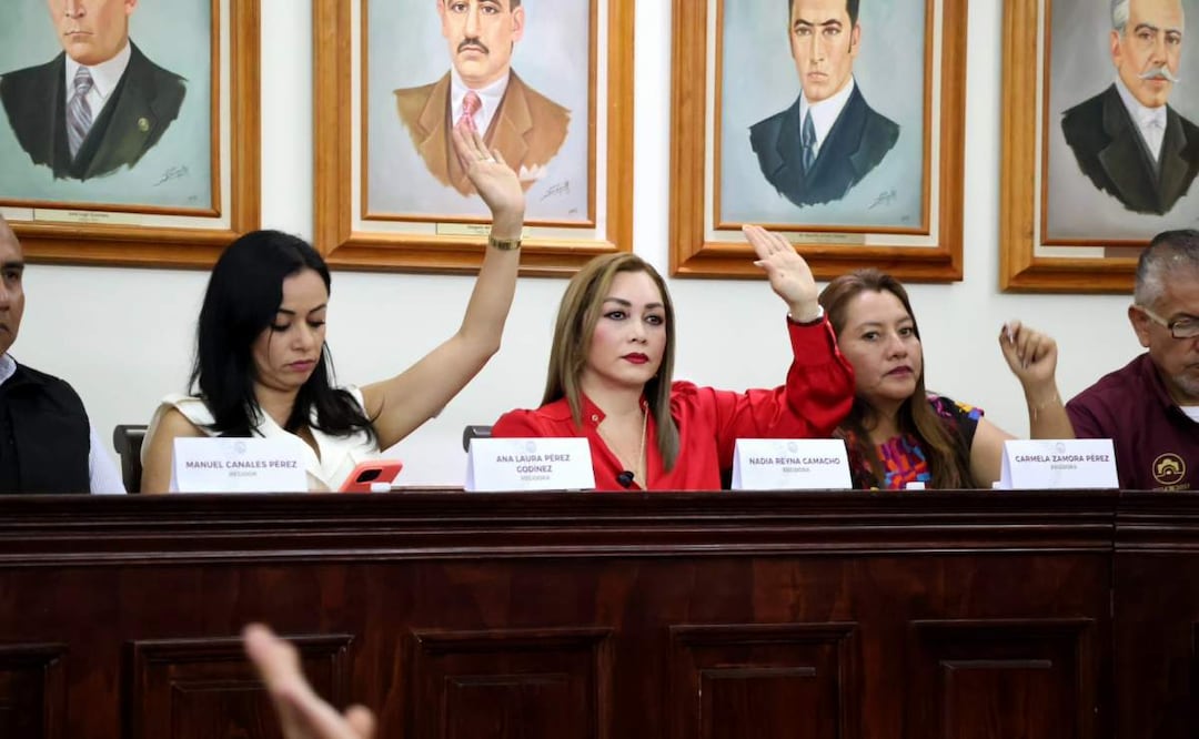 Regidora priista Nadia Reyna Camacho (centro), solicita que la Contraloría inicie una investigación contra el exalcalde de Pachuca, Sergio Baños (24/04/2025). Foto: Especial