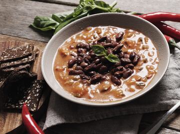 Cocina sopa de frijol con nopales para el Lunes Sin Carne