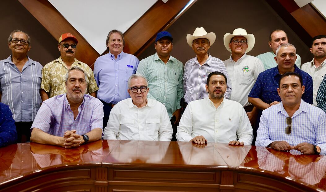 Durante la reunión, el mandatario estatal anunció que el Gobierno de Sinaloa otorgará un apoyo de 400 pesos por tonelada de trigo a los productores locales
Foto: Especial.