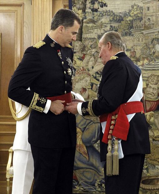 En junio de 2014, Don Juan Carlos colocó el fajín de capitán general de las Fuerzas Armadas a su hijo el Rey Felipe VI. Foto: EFE/Zipi/ Archivo
