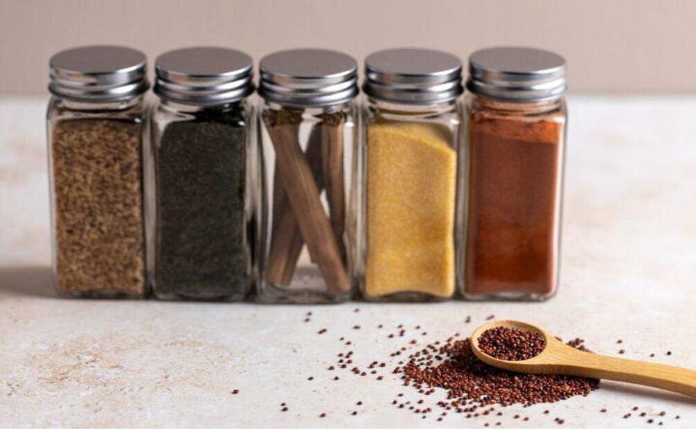 Agrega un toque de sabor al agua simple con especias. Fuente: Freepik