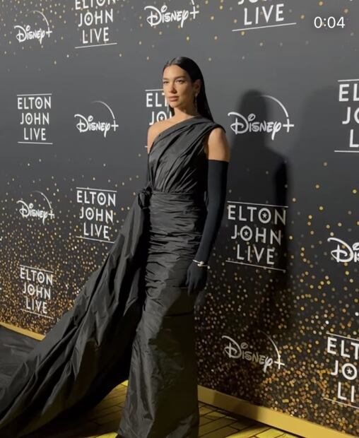 Dua Lipa cantó con Elton John y lució vestido con cola extra larga