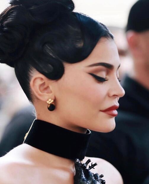 Kylie Jenner hipnotiza con vestido de escote profundo