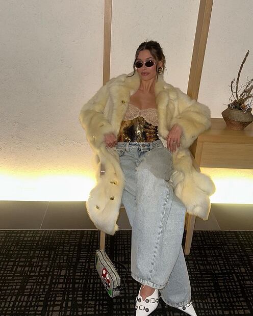 Hailey Bieber celebra su cumpleaños con sexy top de lentejuelas