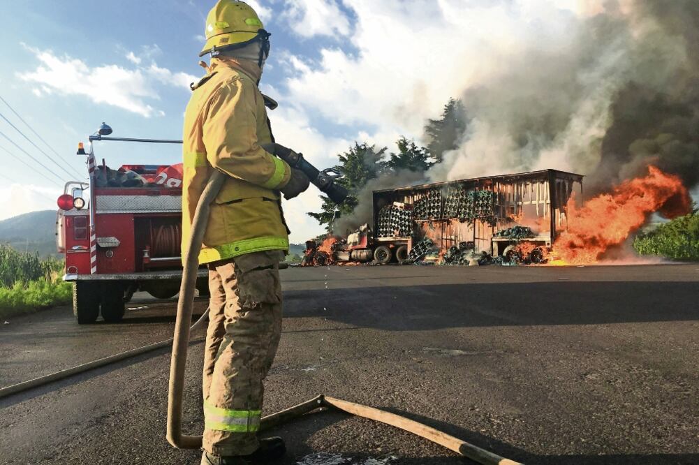 Hasta ayer sumaban 14 los camiones quemados por normalistas en el estado (CARLOS ARRIETA. EL UNIVERSAL)