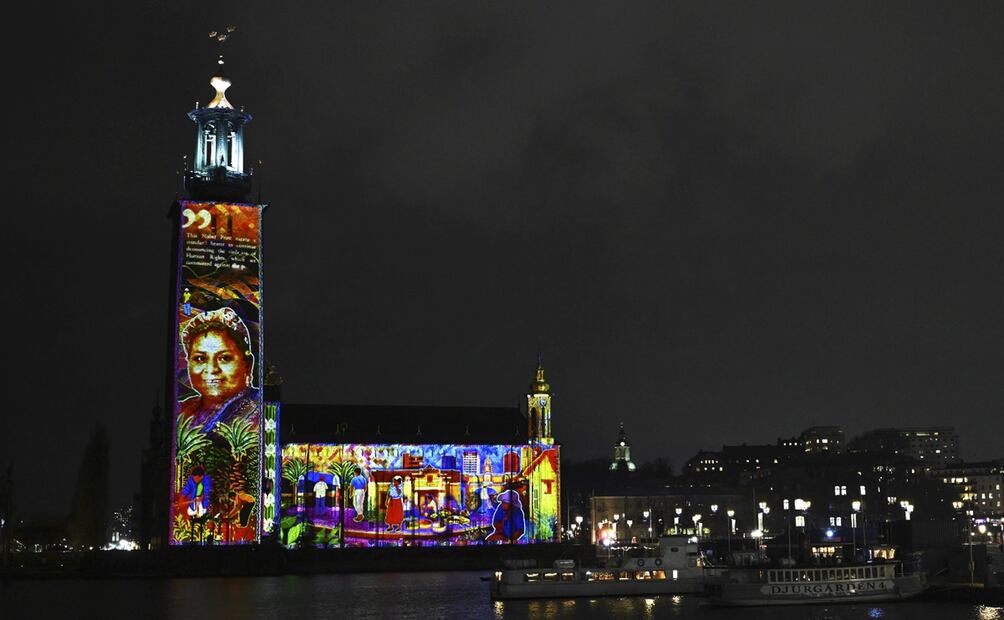 La obra de arte luminosa 'Leading Lights' de Les Ateliers BK es proyectada en el ayuntamiento de Estocolmo, Suecia. Foto: EFE