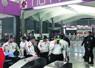 Usuarios someten y golpean a presuntos ladrones en vagón de la estación Merced