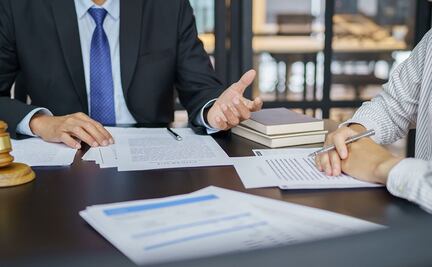 ¿Cómo elegir un abogado de inmigración?: experiencia, idioma y señales de alerta