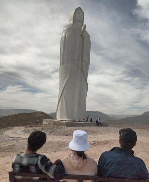 Monumental Virgen del Desierto se parte en tres al ser derribada por el viento en Durango