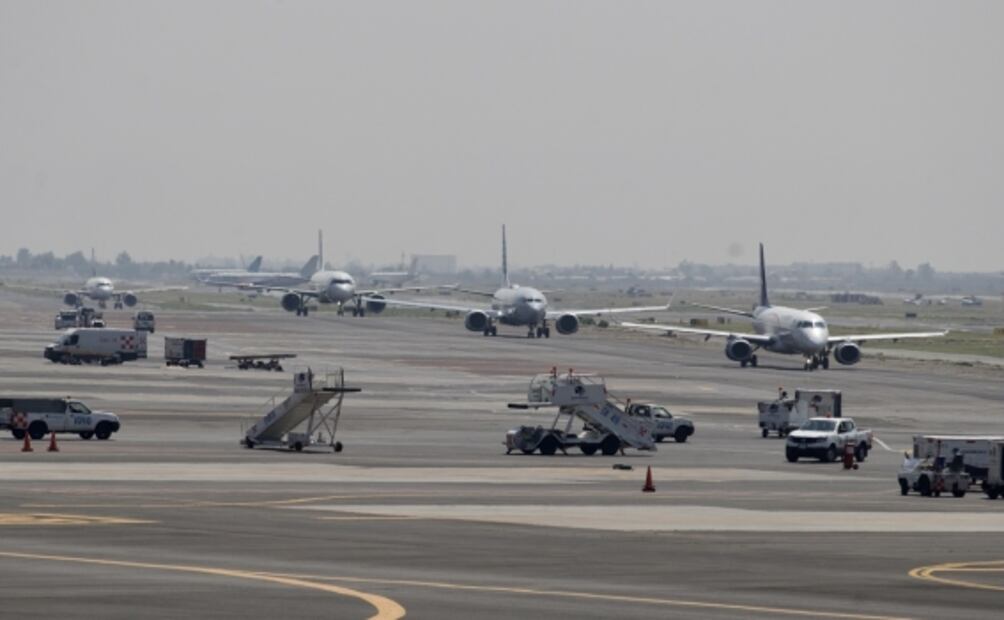 "Vamos a tomar un vuelo y nos da miedo". Incidente aéreo siembra temor en pasajeros del AICM