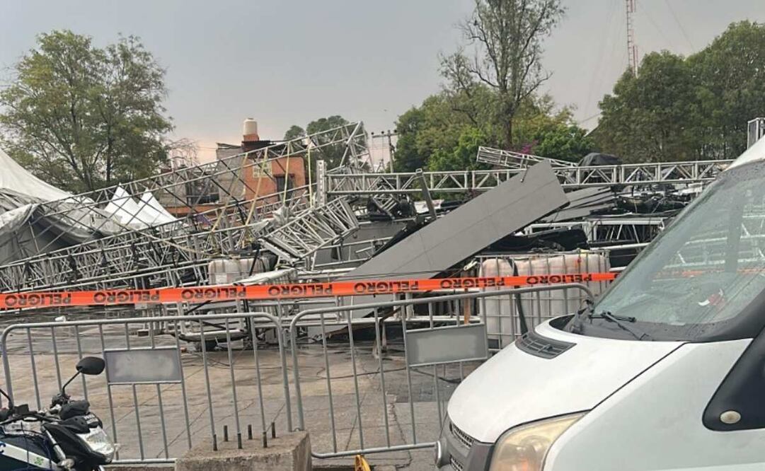 La tarde del jueves 8 de mayo, cayó un escenario en donde se realizaría un evento musical por del Día de las Madres en la plaza de la alcaldía Gustavo A Madero (08/05/2025). Foto: Especial