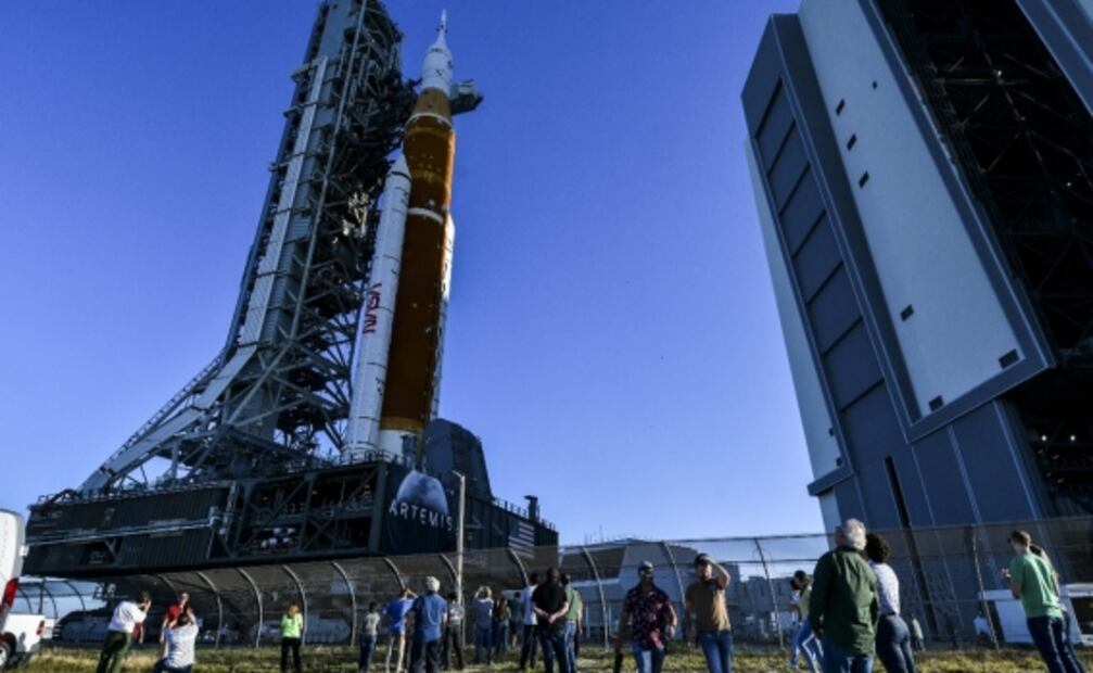 Artemisa I da sus primeros pasos para regresar al humano a la Luna: alistan megacohete para prueba