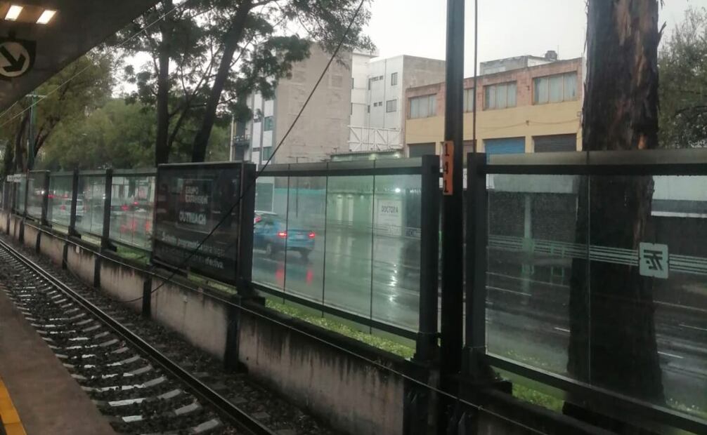 Cae rayo sobre poste en la estación Xotepingo del Tren Ligero (07/09/2025). Foto: Especial
