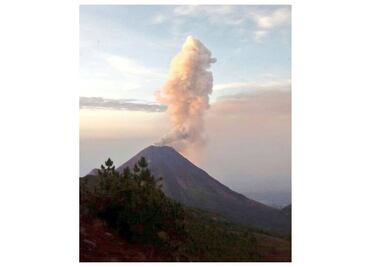 Volcán de Colima emite fumarola de un kilómetro