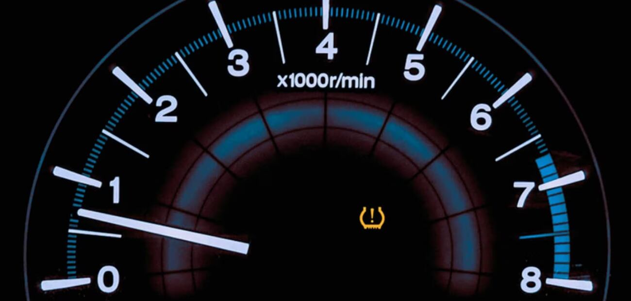 Este es el testigo del TPMS (Tyre Pressure Monitor System).