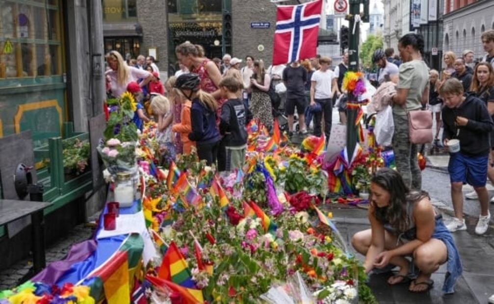 "Las balas no pueden matar al amor": rinden homenaje a víctimas tras tiroteo contra comunidad LGBTTTI+ en Noruega