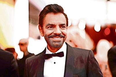 Eugenio Derbez saca los colmillos y la capa