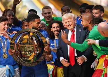 Donald Trump entregó el trofeo de campeón en el Mundial de Clubes; fue parte del festejo del Chelsea