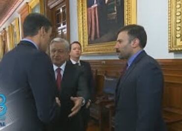 Presidente del Gobierno de España regala a AMLO acta de nacimiento de su abuelo